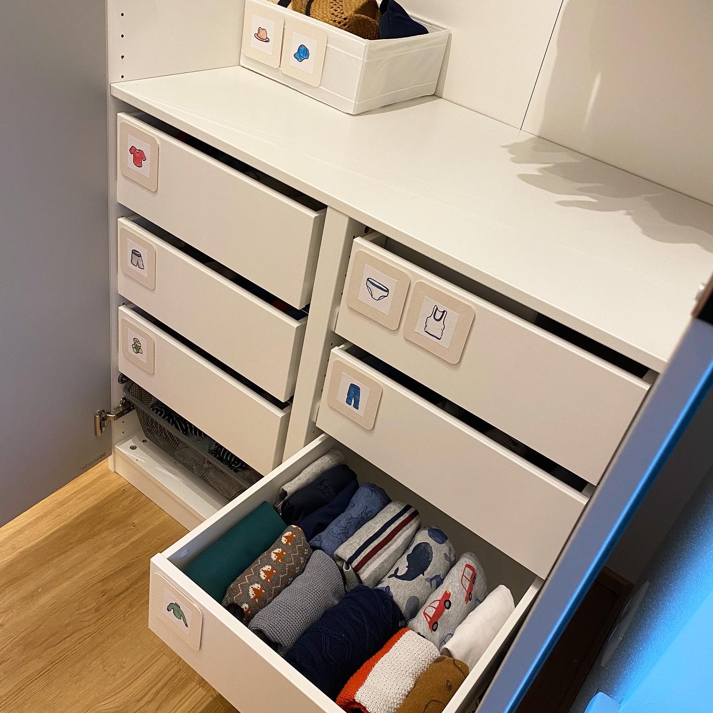 Unser montessori-inspirierter Kleiderschrank